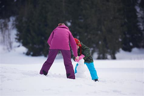 happy family building snowman 11637306 Stock Photo at Vecteezy