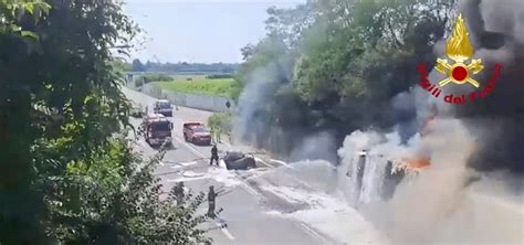 Scontro Frontale Tra Un Auto E Un Camion Un Uomo Muore Carbonizzato