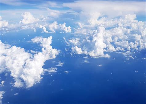 El Volar Sobre Las Nubes En El Avión Imagen de archivo Imagen de