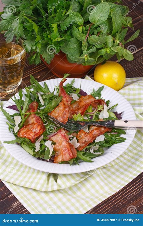 Tocino Asado A La Parrilla Con La Ensalada Y El Queso Del Rucola Imagen