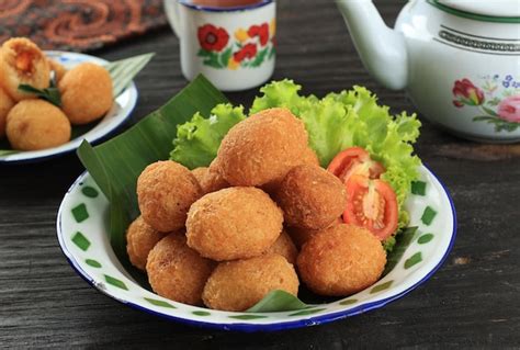 Premium Photo | Comro or combro onjom di jero bandung traditional fritter