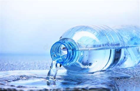 Plastic Fles Met Water Over Leeg Het Drinken Glas Stock Afbeelding