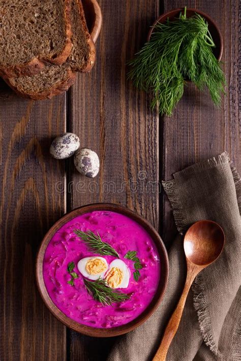 Sopa De Beterraba Fria Saborosa E Saborosa Decorada Ovo E Marisco