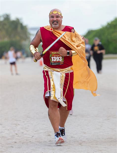 MIAMI BEACH HALLOWEEN HALF MARATHON & FREAKY 4-MILER 2023 - JP Pedicino