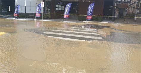 V Deo Vazamento De Gua Interdita Rua Do Centro De Joinville