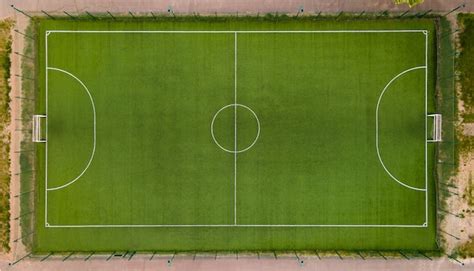 Vista aérea del campo de fútbol vacío del campo de deportes en un