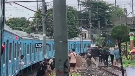 Krl Mogok Karena Gangguan Listrik Penumpang Pilih Keluar Gerbong