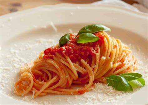 Sugo Di Pomodoro Spaghetti Con Burro Cipolla E Basilico Fresco