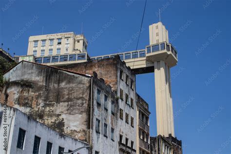 Elevador Lacerda visto de baixo vista para casarões antigos e céu