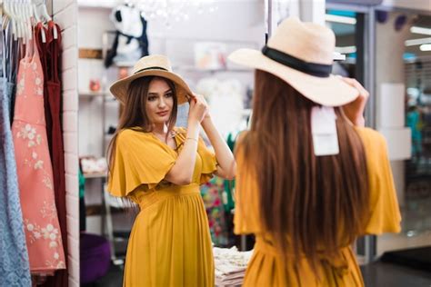 Coup Moyen Femme Regardant Dans Un Miroir Photo Gratuite