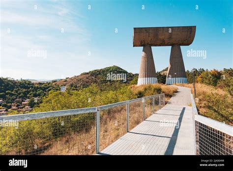 El Monumento A Los Partisanos Serbios Y Albaneses Un Spomenik