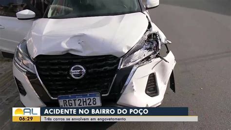 Buraco em pista causa acidente envolvendo três carros no Poço em