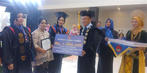terima piagam penghargaan  bonus uang tunai   lulusan terbaik
