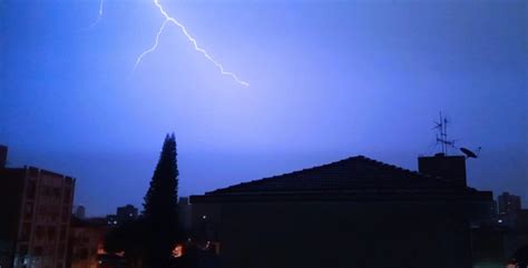 Tempestade De Raios E Trovões Surpreende Moradores No Litoral De Sp