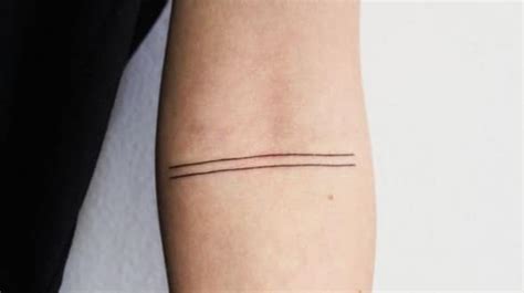 Tatuaje de dos líneas en el brazo varios diseños con significados que