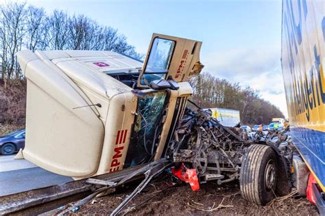 Sind Unsere Autobahnen Gef Hrlich Schwerer Lkw Unfall Auf A