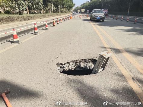 西安路面塌陷疑似“墓道” 曲江大队交警在长鸣路对重型汽车进行劝返 陕工网