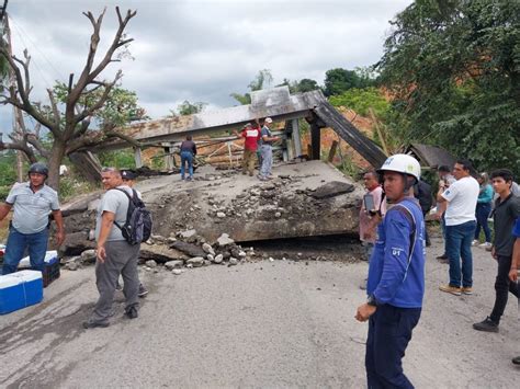 Derrumbe provoca la caída del puente Onia dejando dos personas