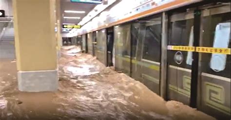 大暴雨袭击郑州 地铁内积水过肩 一载客列车被困隧道多方展开紧急救援 荆楚网 湖北日报网