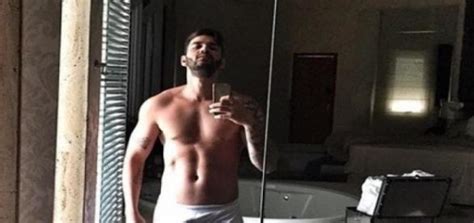 Gusttavo Lima Publica Foto Usando S Uma Cueca Branca Em Frente Ao Espelho