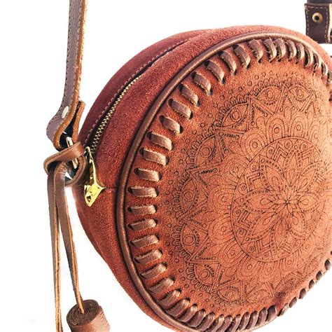 BOLSA TRANSVERSAL DE COURO REDONDA MANDALA PIROGRAFADA BOLSAS BOHO