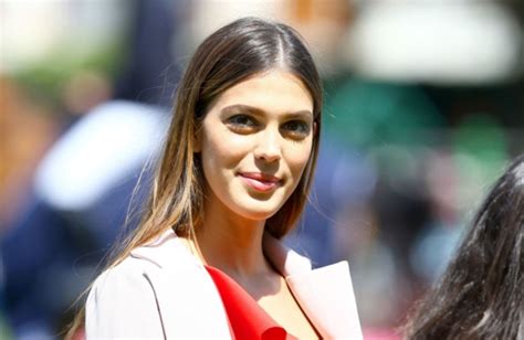 En bikini ou en mère Noël Iris Mittenaere affole Instagram