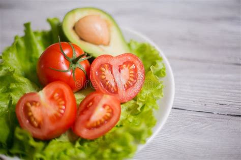 Ensalada Del Tomate De La Lechuga Y Del Aguacate Imagen De Archivo