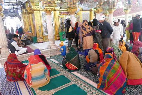 Mujeres Musulmanas Rezan En El Santuario De Un Santo Sufi Imagen