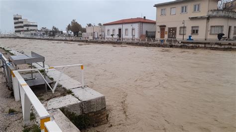 Maltempo Allarme Per I Fiumi Cesano E Misa Evacuazioni A Senigallia