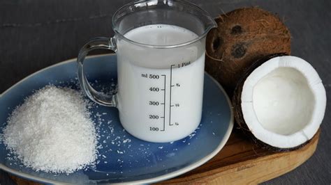 Lait de coco maison à partir de noix de coco fraîche ou coco râpée