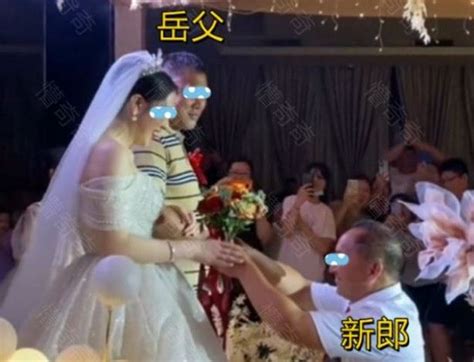 56歲老總娶20歲嫩妻！下跪照「岳父比女婿年輕」 眾人羨：鈔能力 Ettoday大陸新聞 Ettoday新聞雲