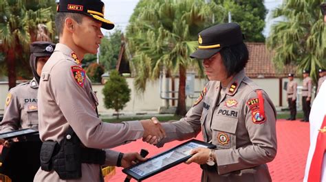 Kepolisian Resor Batu Berikan Reward Atas Kinerja Anggota Dan