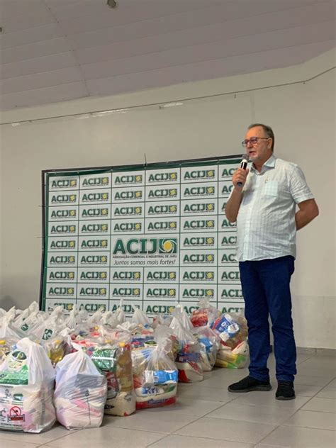 Jaru ACIJ CDL realiza entrega de cestas básicas da campanha Natal