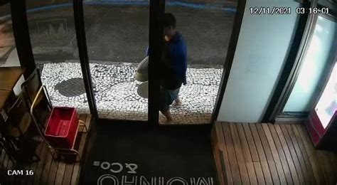 Vídeo Câmera de segurança flagra homem furtando padaria em Botafogo