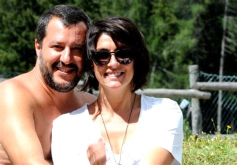 Matteo Salvini Bacia Il Seno Di Elisa Isoardi Le Foto Bollenti Del