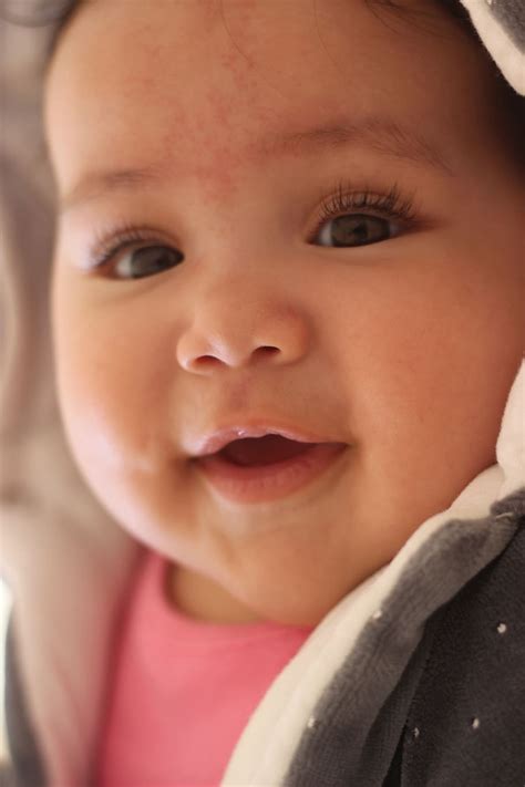 niño lindo retrato pequeño bebé niña joven cara hermosa bonita