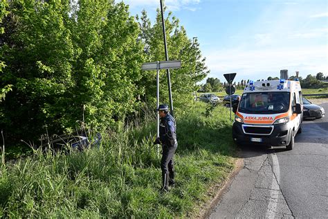 Auto Esce Di Strada Alla Rotonda Svezia Marito E Moglie In Ospedale