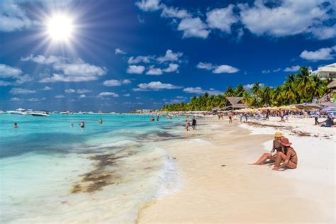 ISLA MUJERES ISLAND MEXICO AVR filles sexy dames sont assises en bikini string brésilien