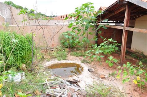 Foco da dengue e abrigo de bandidos casa desocupada é sinal de perigo