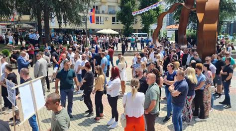 Qytetarët serbë protestojnë në Mitrovicën e Veriut nxjerrin