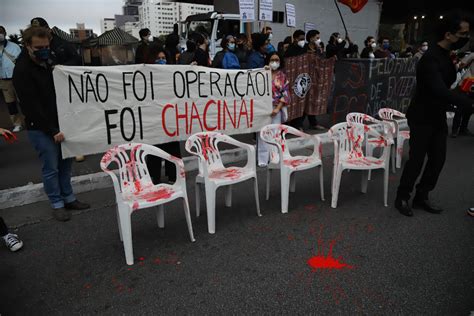 Manifestantes Pintam De Vermelho Quatro Cadeiras Simulando Sangue