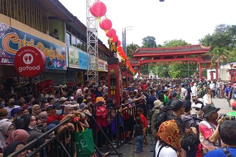 Foto Ribuan Pengunjung Padati Cap Go Meh Bogor Street Festival 2023