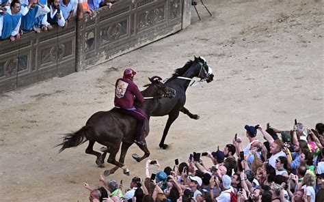 Palio Di Siena Dell Assunta L Oca Vince Con Cavallo Zio Frac