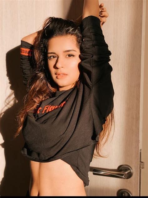 She Can Make Any Pic Sexy Just By Showing Her Navel And Belly 😋🥰♥️