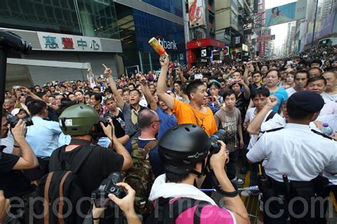 洋人記者採訪雨傘革命遭暴徒襲擊 佔中 反佔中 罷課 大紀元