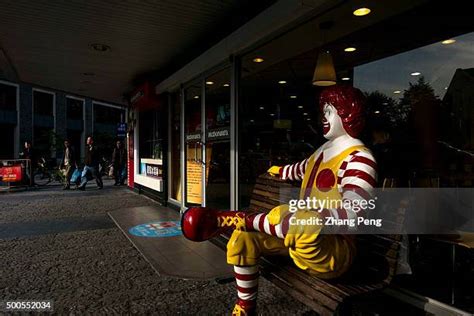 101 Statue Of Ronald Mcdonald Stock Photos, High-Res Pictures, and ...