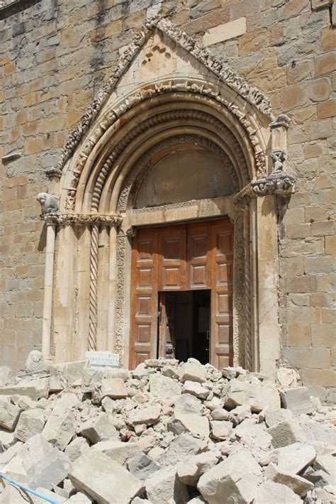 Terremoto Ad Amatrice La Basilica Il Campanile E I Danni Al