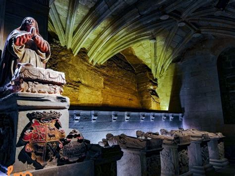 Hermoso Panteón Real De Estilo Gótico Monasterio De Santa María La Real