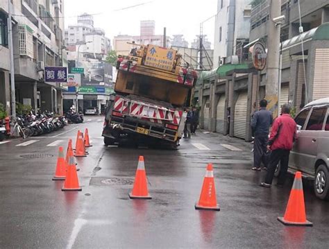 馬路突塌陷出現小天坑 吊車受困急求救吊離 社會 自由時報電子報