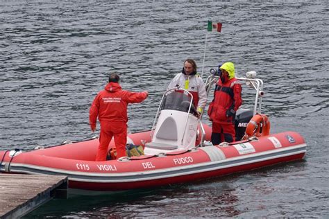 Donna In Mare Salvata Dai Sommozzatori Dei Vigili Del Fuoco